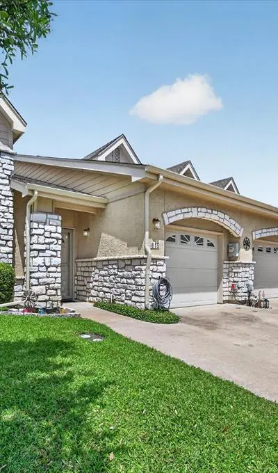 815 Earhart Avenue, Grand Prairie TX 75051 - Photo 3