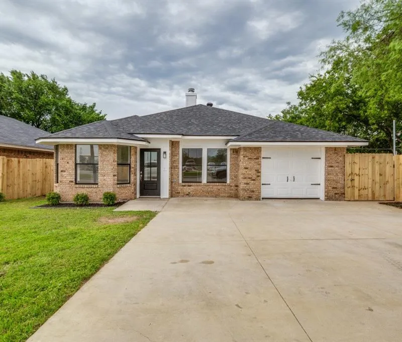 1905 Lakeview Drive, Grand Prairie TX 75051
