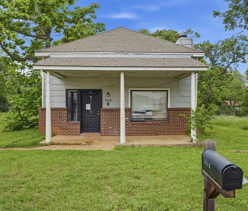 508 W Willingham Street, Cleburne TX 76033