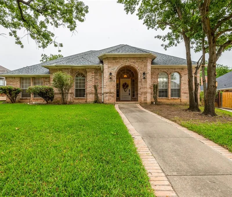 2708 Steeplechase Court, Hurst TX 76054
