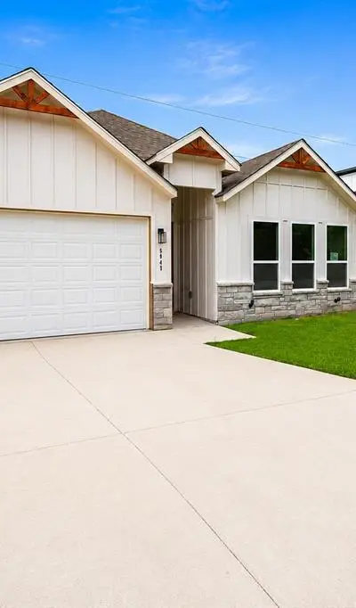 5847 Black Pine Circle, Granbury TX 76048 - Photo 4