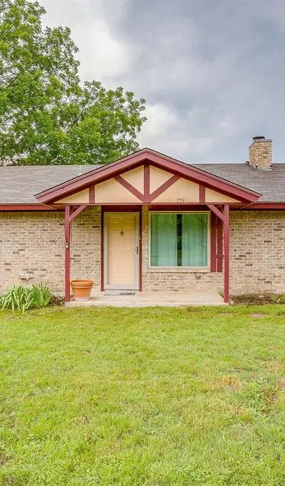 709 N Avenue B, Springtown TX 76082