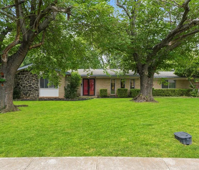 613 Misty Glen Drive, DeSoto TX 75115