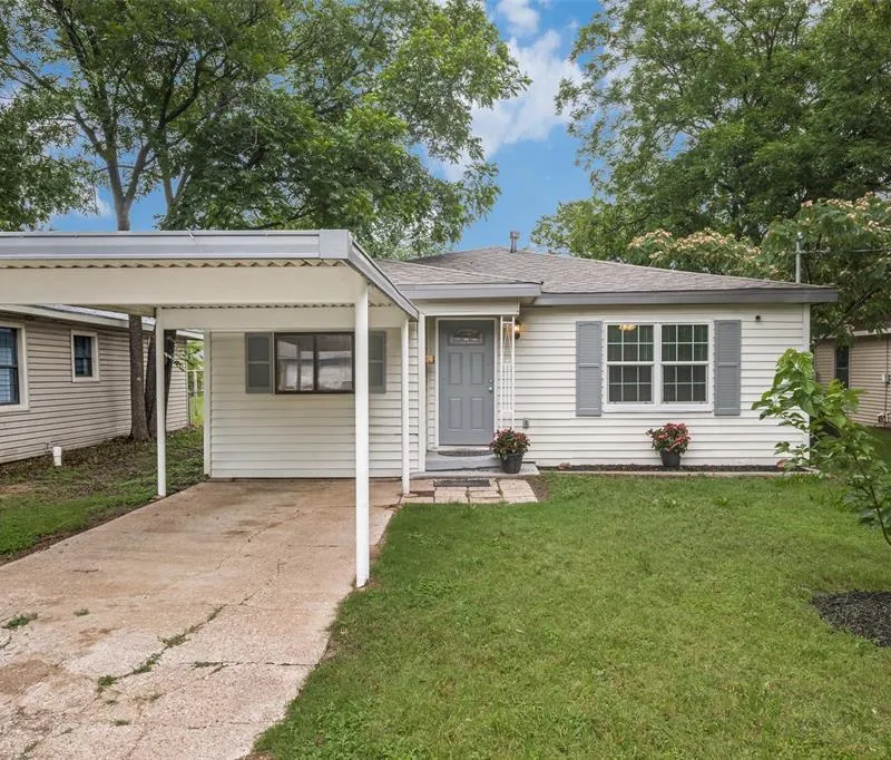 717 Small Street, Bowie TX 76230