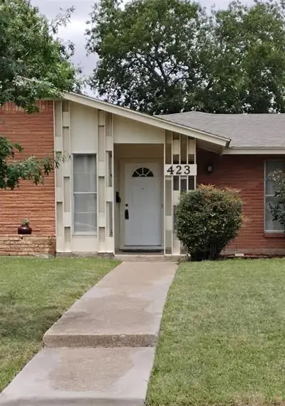 423 Columbia Circle, Irving TX 75062 - Photo 2