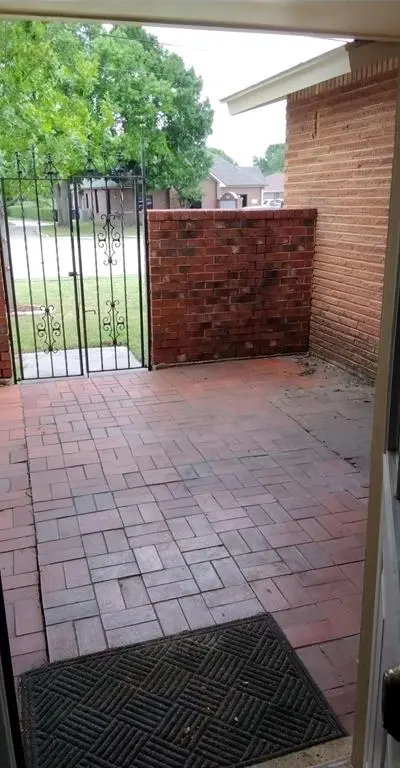 423 Columbia Circle, Irving TX 75062 - Photo 5
