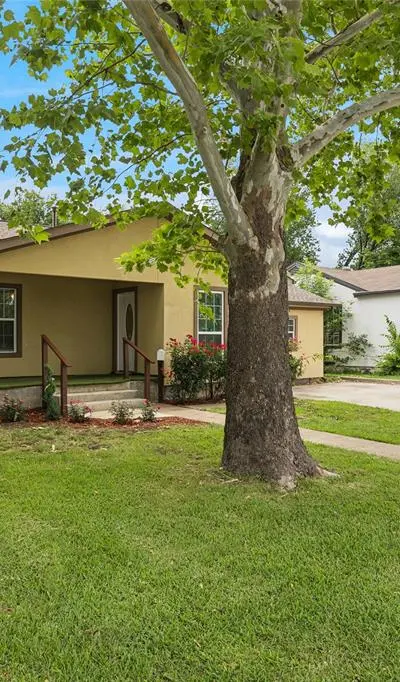 1042 SW 3rd Street, Grand Prairie TX 75051 - Photo 2