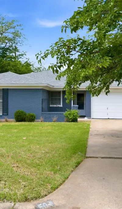 504 S Colonial Drive, Cleburne TX 76033 - Photo 3