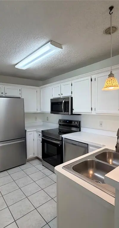 805 Hillbrooke Drive, Arlington TX 76001 - Photo 3