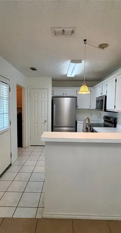805 Hillbrooke Drive, Arlington TX 76001 - Photo 4