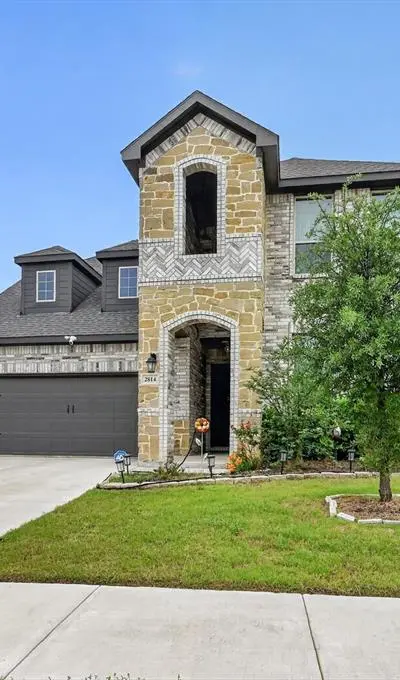 2814 Grand Lookout Lane, Arlington TX 76001 - Photo 2