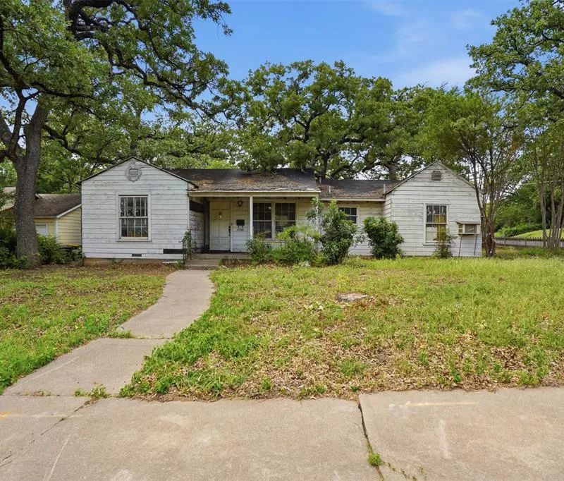 2900 Hunter Street, Fort Worth TX 76112