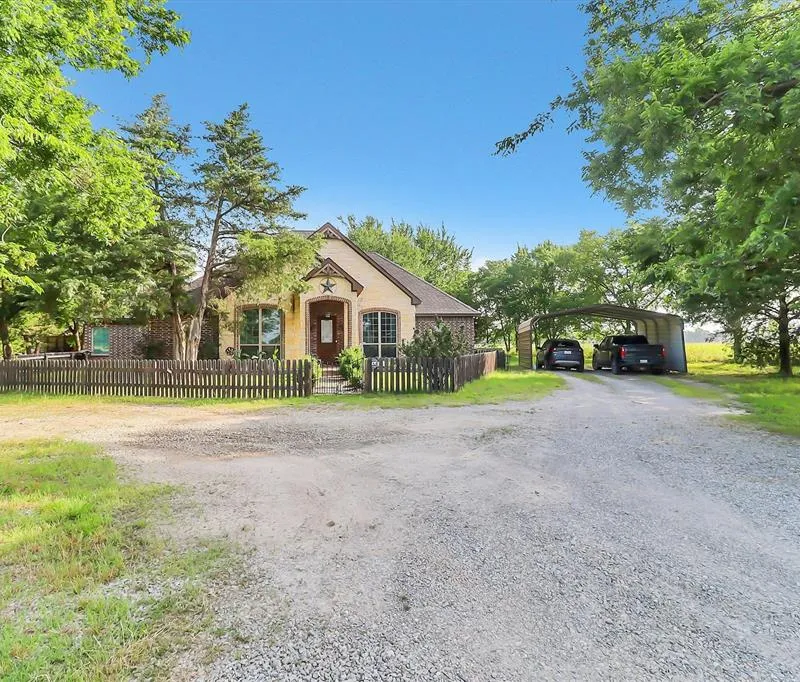 1468 County Road 4015, Savoy TX 75479