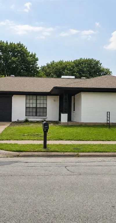 2908 Legend Road, Arlington TX 76014 - Photo 2