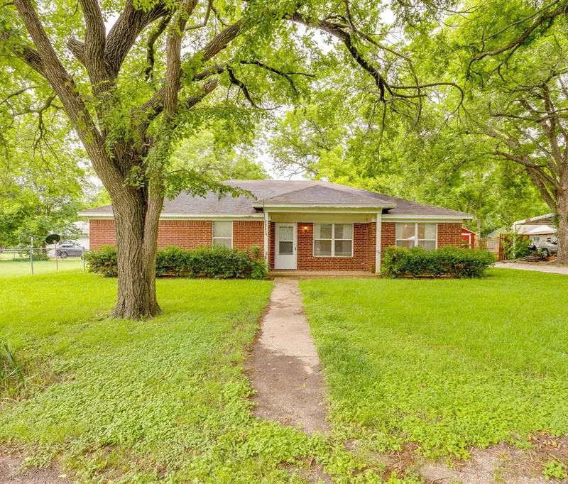 506 E Mcfarland Street, Grandview TX 76050