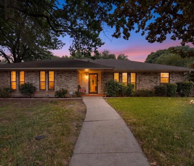 1305 Briarbrook Drive, DeSoto TX 75115