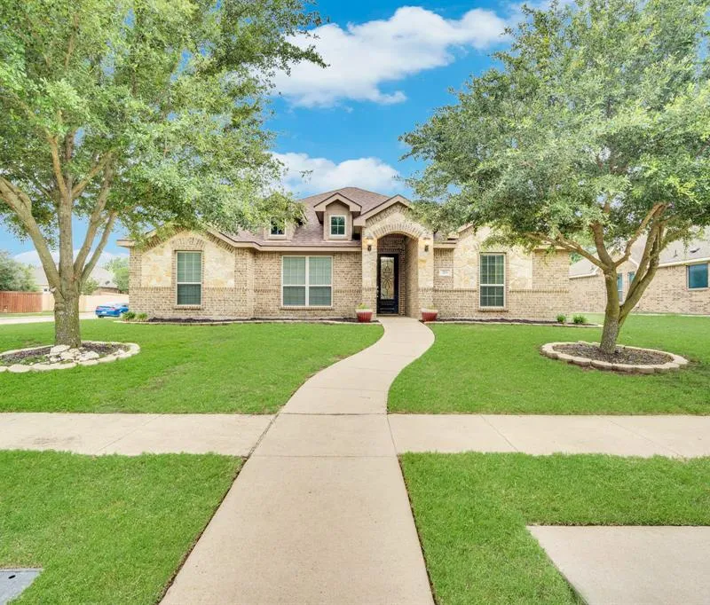 201 Winters Edge Drive, Red Oak TX 75154