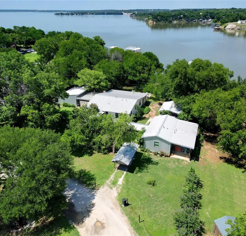 302 Collum Drive, Lake Bridgeport TX 76426