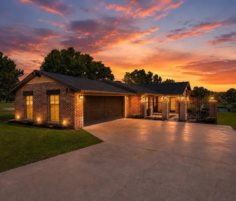 533 Kiowa Drive W, Lake Kiowa TX 76240