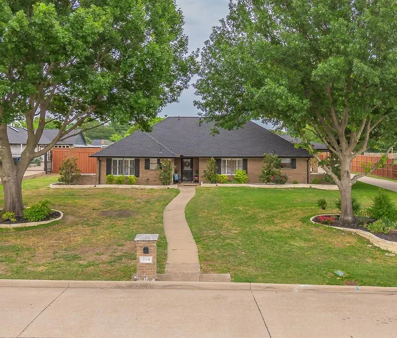 204 Suntide Drive, Sunnyvale TX 75182