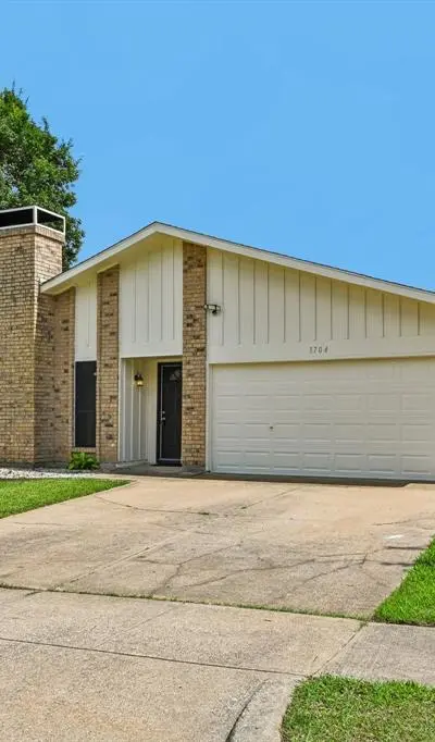 3704 Fort Hunt Drive, Arlington TX 76016 - Photo 2