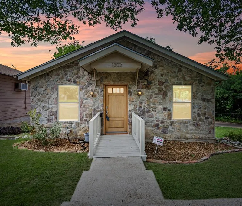 1303 Arizona Avenue, Dallas TX 75216