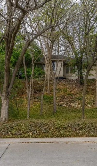 2001 Deepdale Drive, Westover Hills TX 76107