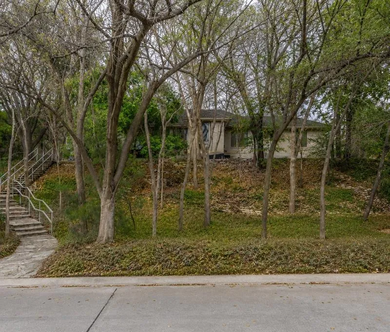 2001 Deepdale Drive, Westover Hills TX 76107