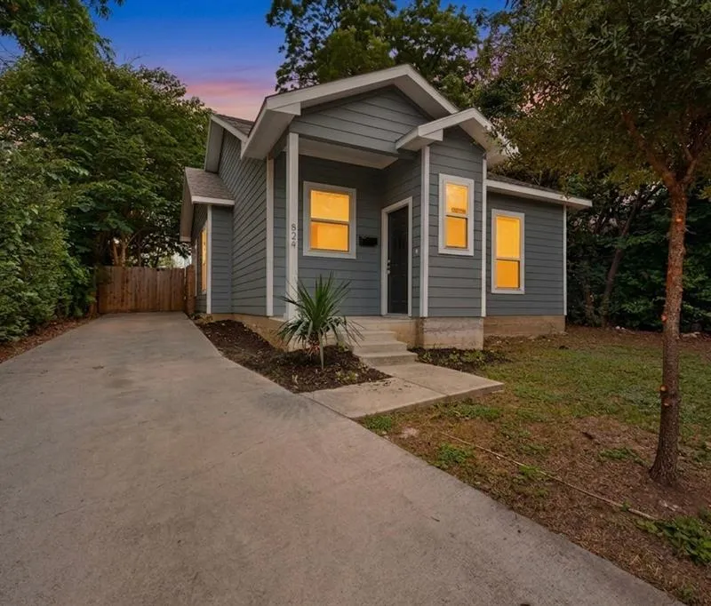 824 E Maddox Avenue, Fort Worth TX 76104