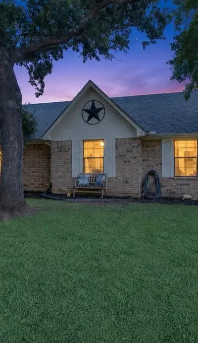 1405 Casa Linda Street, Ennis TX 75119