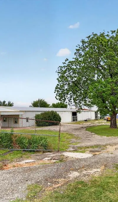 1092 W Highway 199, Springtown TX 76082 - Photo 2