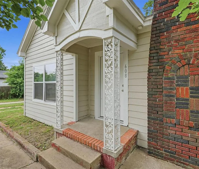 608 S Loving Avenue, Sherman TX 75090