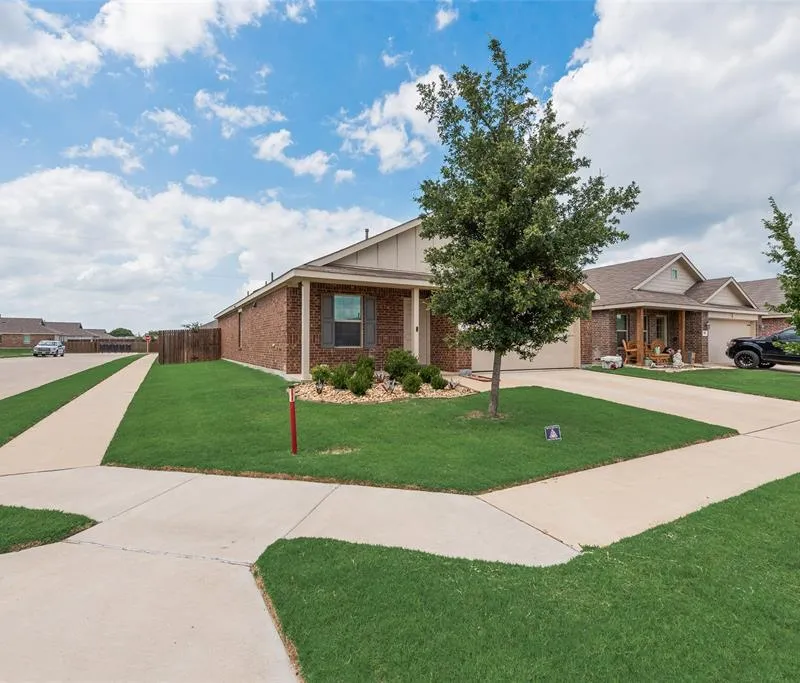 712 Odlozil Lane, Ennis TX 75119