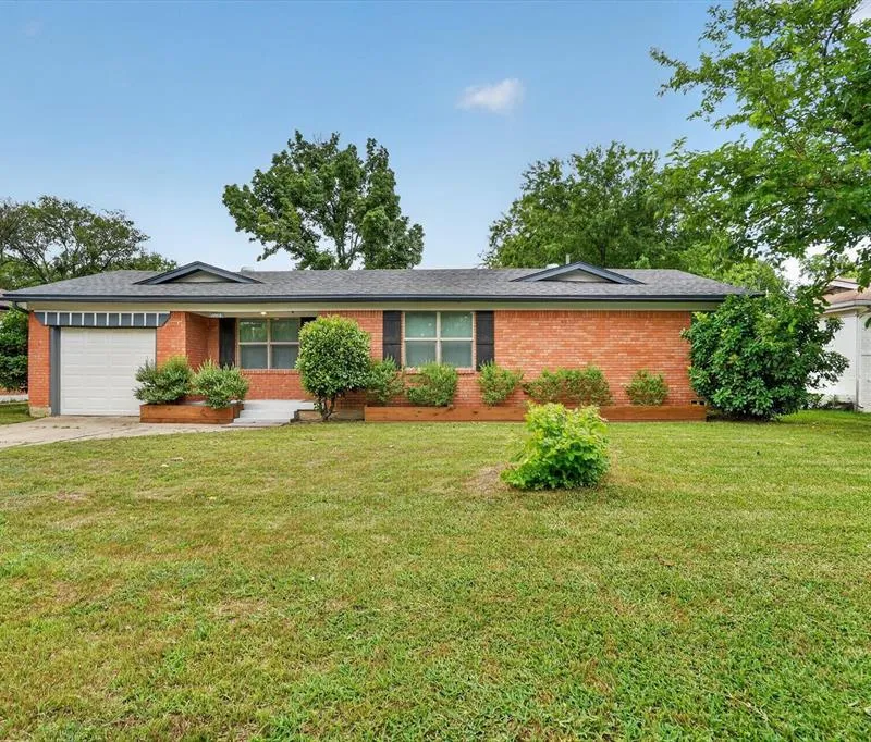 1008 Zelda Drive, Hurst TX 76053