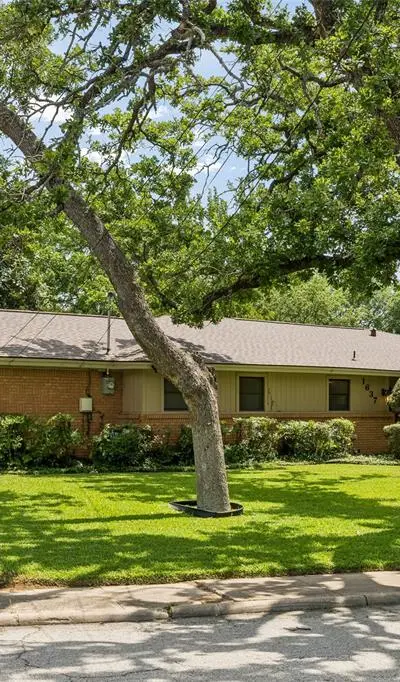 1637 Hendrix Drive, Irving TX 75061 - Photo 2