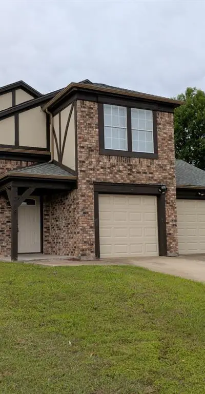318 Spanish Moss Drive, Arlington TX 76018 - Photo 2