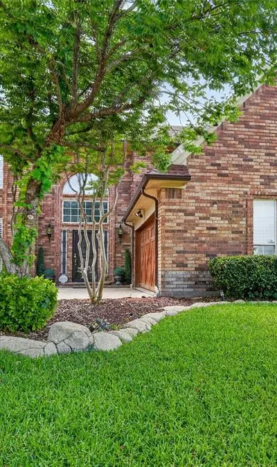 6319 Lake Bluff Drive, Dallas TX 75249 - Photo 2
