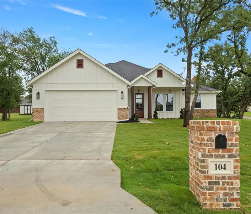 104 Jim Walter Drive, Runaway Bay TX 76426