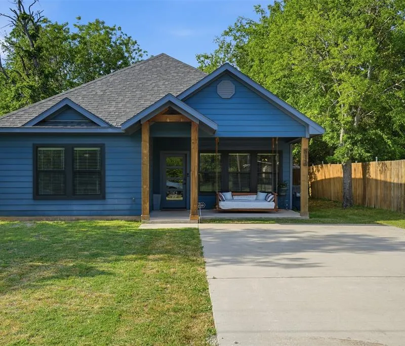 512 W Locust Street, Whitewright TX 75491