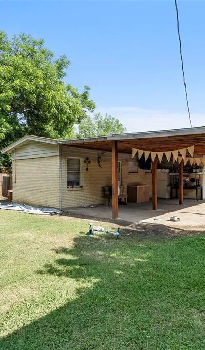 2211 Cloverdale Street, Arlington TX 76010 - Photo 2