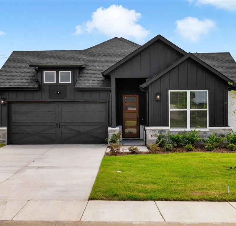 808 Tesslynn Avenue, Godley TX 76044