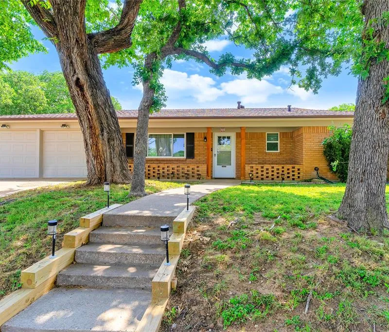 1328 Brookside Drive, Hurst TX 76053