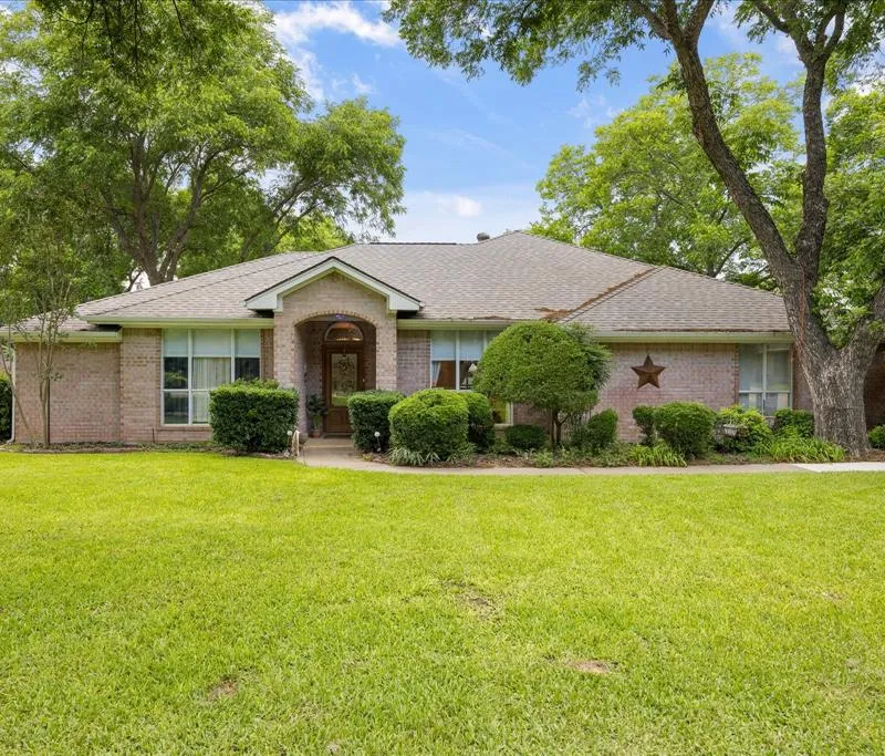 8912 Green Leaves Drive, Granbury TX 76049