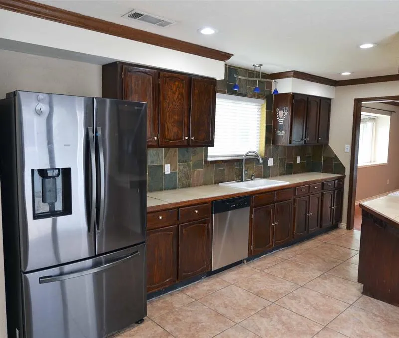 2406 Redbrook Court, Arlington TX 76014