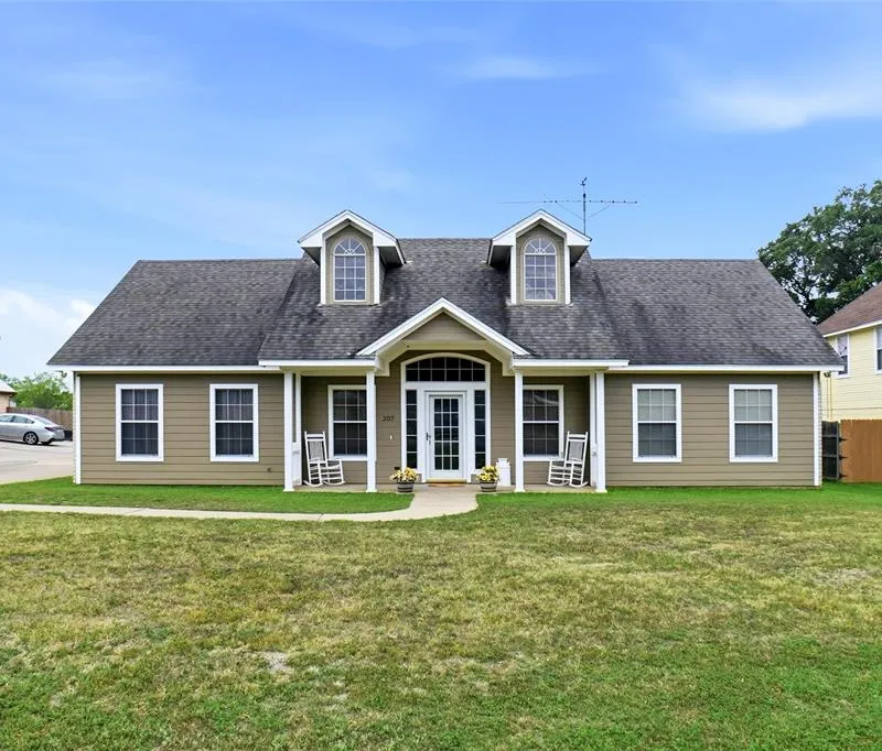 207 Bonita Drive, Granbury TX 76049