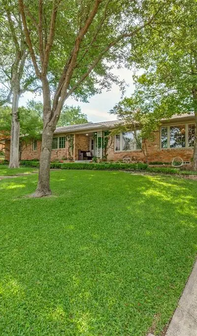 6828 Hyde Park Drive, Dallas TX 75231 - Photo 2