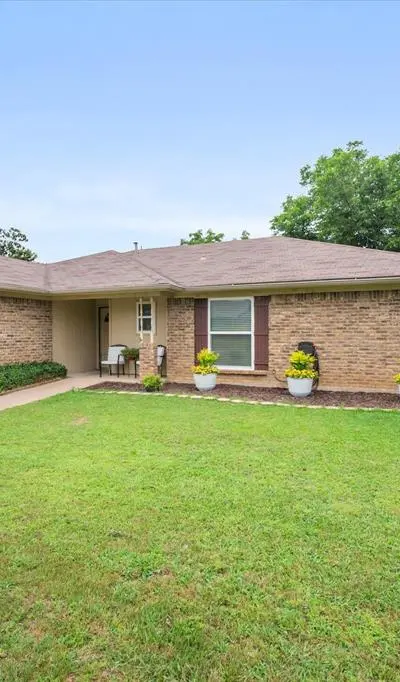 4701 Elkwood Lane, Arlington TX 76016 - Photo 2