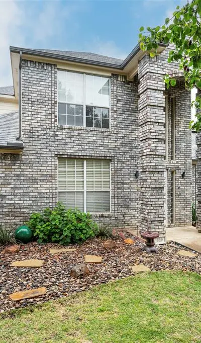 829 Woodridge Drive, Fort Worth TX 76120 - Photo 2