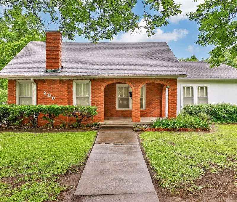 206 Ritchey Street, Gainesville TX 76240