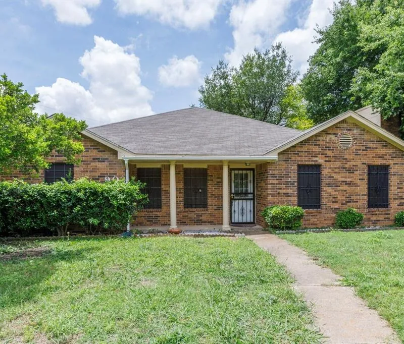 902 Wayne Avenue, Duncanville TX 75137